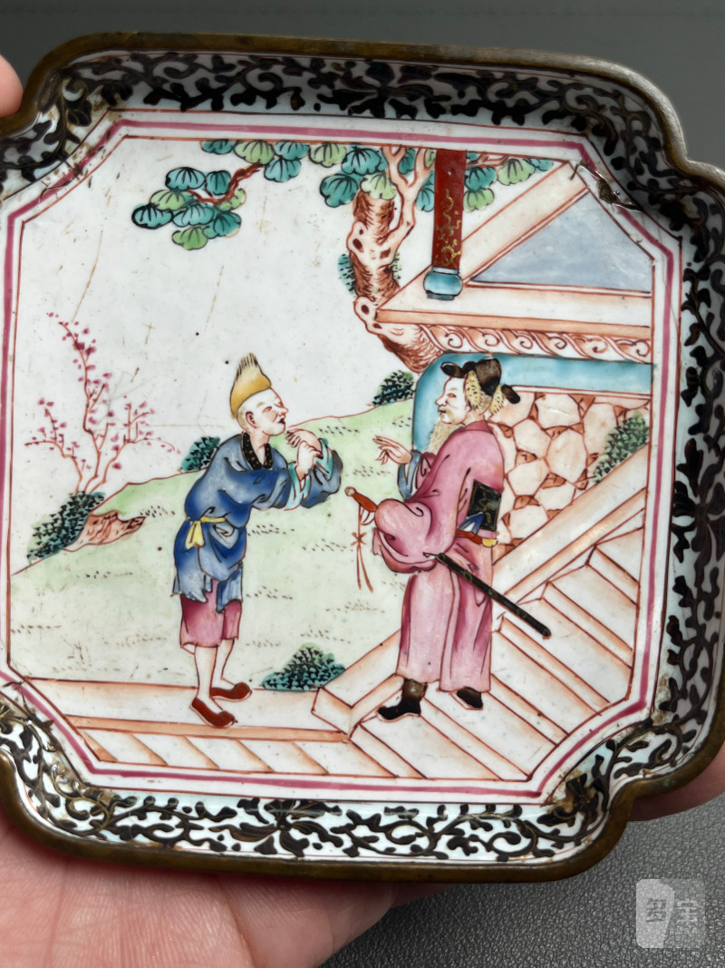 清乾隆  铜胎画珐琅人物故事图四方倭角碟（一对、带老盒） - 图10